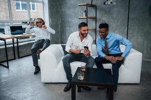 glimlachen tijdens het werk. groep multiraciale kantoormedewerkers in formele kleding praten over taken en plannen foto