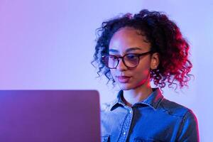 gefocust jong vrouw werken Aan laptop foto