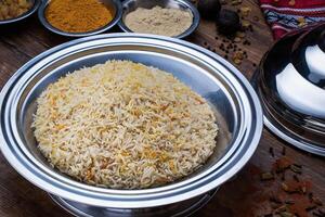 mandi rijst, duidelijk biryani, of sada Pulao geserveerd in schotel geïsoleerd Aan tafel top visie van Arabisch voedsel foto