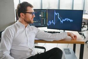 echt bedrijf Mens handelaar analist op zoek Bij computer monitor, investeerder makelaar analyseren indexen, financieel tabel handel online investering gegevens Aan cryptogeld voorraad markt diagram Aan pc scherm. foto