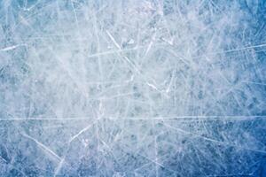 bevroren canvas, blauw ijs baan structuur met vleet en hockey merken. foto