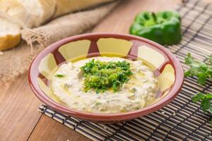 beiruti hummus geserveerd in schotel geïsoleerd Aan tafel kant visie van Arabisch voedsel foto