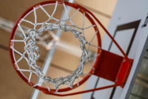 de basketbal hoepel Bij schlok Sportschool foto