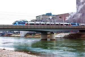 salzburg, Oostenrijk - 01.13.2024 elektrisch treinen reizen aan de overkant de brug eisenbahnbrucke in Salzburg. foto