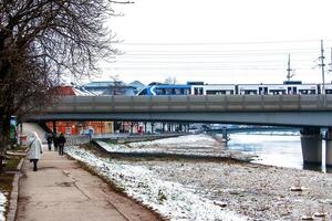 salzburg, Oostenrijk - 01.13.2024 elektrisch treinen reizen aan de overkant de brug eisenbahnbrucke in Salzburg. foto