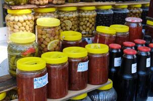 lokaal Turks voedsel produceren Aan buitenshuis markt stellage. adatepe, kalkoen - augustus 21, 2023 foto