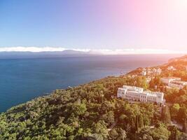 antenne visie van livadia paleis - gelegen Aan de kusten van de zwart zee in de dorp van livadia in de yalta regio van Krim. livadia paleis was een zomer terugtrekken van de laatste Russisch tsaar nicholas ii foto