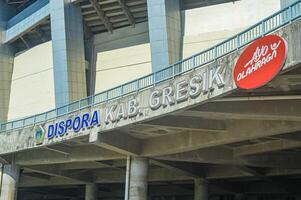 de kant van de gelora joko samudro groot stadion met de woorden disspora of gresik regentschap jeugd en sport- kantoor, Indonesië, 17 juli 2023. foto