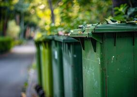 ai gegenereerd groen vuilnis bakken zijn bekleed omhoog langs de straat foto