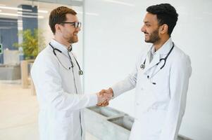 een Indisch dokter met een Europese dokter collega. multiraciaal team concept foto