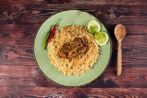 pittig rundvlees pulao, polo, biryani, mandi, kacchi met ei en salade geserveerd in schotel geïsoleerd Aan tafel top visie van Indisch voedsel foto