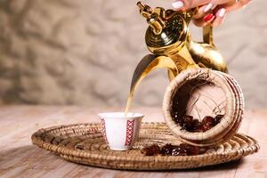 Arabisch koffie met datums geserveerd met theepot in kop geïsoleerd Aan achtergrond top visie Ramadan voedsel foto