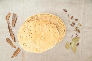 papad roti geserveerd in een mand geïsoleerd Aan tafel top visie van Indisch specerijen voedsel foto