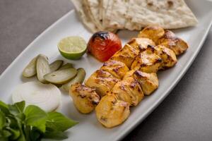 jujeh kip tikka boti kabab met brood en salade geserveerd in schotel geïsoleerd Aan grijs achtergrond top visie van Arabisch voedsel foto