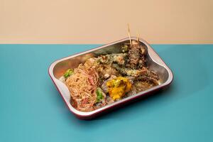 Zensai moriawase voedsel dienblad met eetstokjes geïsoleerd Aan grijs achtergrond kant visie foto