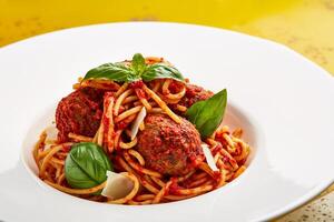 pittig vlees ballen spaghetti geserveerd in schotel geïsoleerd Aan tafel top visie van Arabisch smakelijk fastfood foto