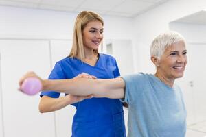 medisch, opleiding en fysiotherapie met halter en oud vrouw met verpleegster voor revalidatie, ondersteuning en pensioen. gezondheidszorg, helpen en fysiek behandeling met geduldig en dokter in verpleging huis foto