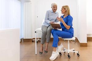 portret van vrouw dokter uitleggen diagnose naar haar geduldig. vrouw dokter vergadering met geduldig in tentamen kamer. schot van een medisch beoefenaar geruststellend een geduldig foto