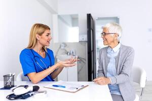 gezondheidszorg en medisch concept - dokter met geduldig in ziekenhuis. dokter werken in de kantoor en luisteren naar de geduldig, ze is uitleggen haar symptomen, Gezondheid zorg en bijstand concept foto