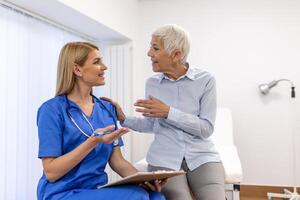 portret van vrouw dokter uitleggen diagnose naar haar geduldig. vrouw dokter vergadering met geduldig in tentamen kamer. schot van een medisch beoefenaar geruststellend een geduldig foto