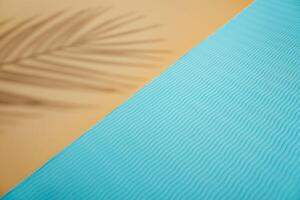 abstract strand met papier zand en blauw golven en palm schaduw foto