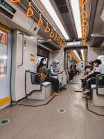 palembang, Indonesië, juni 16, 2022. passagiers in een massa snel doorvoer metro trein in palembang, Indonesië foto