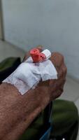 detailopname van een verband Aan een personen arm na bloed trek foto