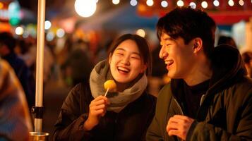 ai gegenereerd zuiden Koreaans jong paar genieten van aan het eten traditioneel voedsel van stok Bij straat tent in de avond foto