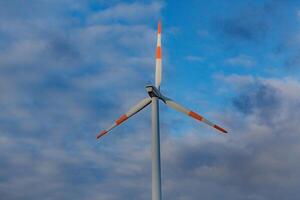 wind turbine Aan de achtergrond van de blauw lucht. schoon hernieuwbaar energie. elektrisch macht productie. foto