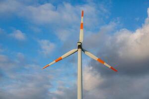 wind turbine Aan de achtergrond van de blauw lucht. schoon hernieuwbaar energie. elektrisch macht productie. foto