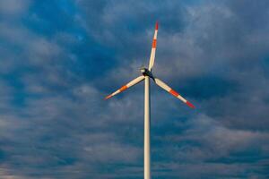 wind turbine Aan de achtergrond van de blauw lucht. schoon hernieuwbaar energie. elektrisch macht productie. foto