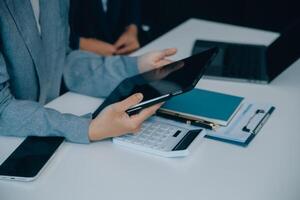 bedrijf documenten, accountant zakenvrouw controle zoeken document wettelijk bereiden papierwerk of verslag doen van voor analyse belasting tijd, boekhouder documenten gegevens contract partner transactie in werkplaats kantoor foto