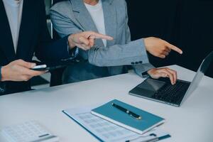 bedrijf documenten, accountant zakenvrouw controle zoeken document wettelijk bereiden papierwerk of verslag doen van voor analyse belasting tijd, boekhouder documenten gegevens contract partner transactie in werkplaats kantoor foto