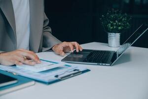 bedrijf documenten, accountant zakenvrouw controle zoeken document wettelijk bereiden papierwerk of verslag doen van voor analyse belasting tijd, boekhouder documenten gegevens contract partner transactie in werkplaats kantoor foto