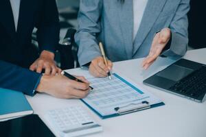 bedrijf documenten, accountant zakenvrouw controle zoeken document wettelijk bereiden papierwerk of verslag doen van voor analyse belasting tijd, boekhouder documenten gegevens contract partner transactie in werkplaats kantoor foto