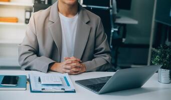 bedrijf documenten, accountant zakenvrouw controle zoeken document wettelijk bereiden papierwerk of verslag doen van voor analyse belasting tijd, boekhouder documenten gegevens contract partner transactie in werkplaats kantoor foto