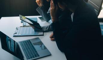 bedrijf documenten, accountant zakenvrouw controle zoeken document wettelijk bereiden papierwerk of verslag doen van voor analyse belasting tijd, boekhouder documenten gegevens contract partner transactie in werkplaats kantoor foto