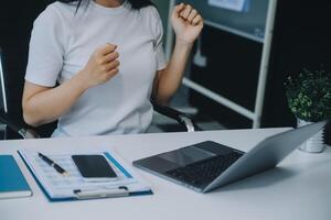 bedrijf documenten, accountant zakenvrouw controle zoeken document wettelijk bereiden papierwerk of verslag doen van voor analyse belasting tijd, boekhouder documenten gegevens contract partner transactie in werkplaats kantoor foto