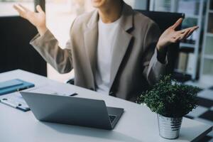 bedrijf documenten, accountant zakenvrouw controle zoeken document wettelijk bereiden papierwerk of verslag doen van voor analyse belasting tijd, boekhouder documenten gegevens contract partner transactie in werkplaats kantoor foto