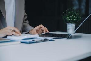 bedrijf documenten, accountant zakenvrouw controle zoeken document wettelijk bereiden papierwerk of verslag doen van voor analyse belasting tijd, boekhouder documenten gegevens contract partner transactie in werkplaats kantoor foto