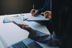 bedrijf documenten, accountant zakenvrouw controle zoeken document wettelijk bereiden papierwerk of verslag doen van voor analyse belasting tijd, boekhouder documenten gegevens contract partner transactie in werkplaats kantoor foto