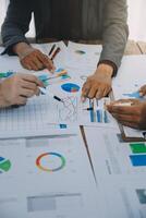 Business idee. zakenmensen praten en rekenen over grafieken en grafieken die de groei van investeringsresultaten van succesvol teamwerk laten zien foto