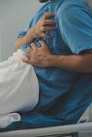mannetje geduldig overleg plegen een medisch specialist Bij ziekenhuis. borst pijn en opruiend hart ziekte foto