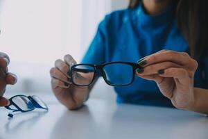 detailopname van Aziatisch vrouw dokter pratend met ouderen geduldig tonen oogbol model- en uitleggen oog ziekte in ziekenhuis foto