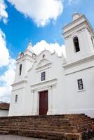 kathedraal van heilige Michael de aartsengel gelegen Bij de centraal plein van de erfgoed stad- van guaduas in Colombia foto