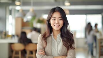 ai gegenereerd gelukkig jong Aziatisch zakenvrouw in de kantoor achtergrond. foto