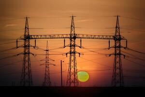 ai gegenereerd metaal bouw silhouet tegen oranje zonsondergang, macht infrastructuur foto