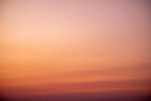 mooi , luxe zacht helling oranje goud wolken en zonlicht Aan de blauw lucht perfect voor de achtergrond, nemen in eeuwigheid, schemering, groot maat, hoog definitie landschap foto