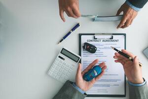 auto dealers adviseren auto naar klanten voordat binnengaan in verkoop contracten zo dat klanten kan krijgen de auto ze Leuk vinden voordat betalen contract geld. concept van maken verkoop contract met distributeur foto