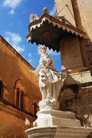 standbeeld van maagd Maria met Jezus kind Aan de hoek van karmeliet priorij in mdina. Malta foto